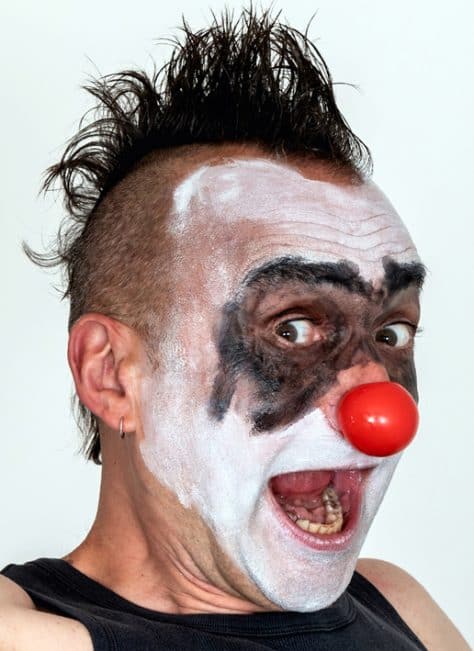 Portrait de MIMI the ClowN, artiste français, maquillé en clown punk avec crête et nez rouge – art satirique et peinture urbaine à Lille.